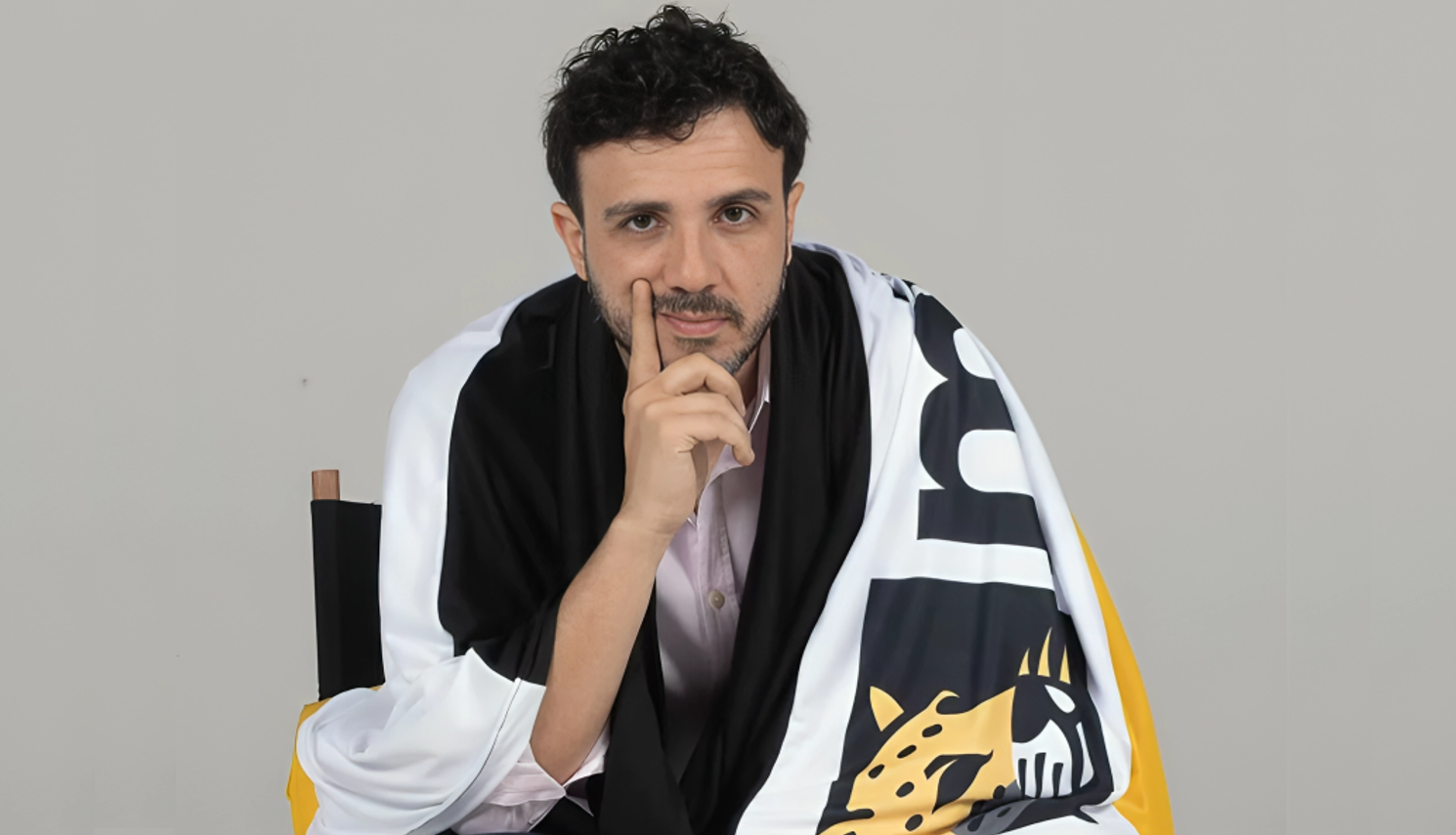 Renan Santos com a bandeira do Partido A Missão